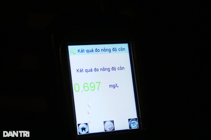 Sợ bị vợ mắng vì hút thuốc, tài xế dùng nước súc miệng và dính nồng độ cồn-11