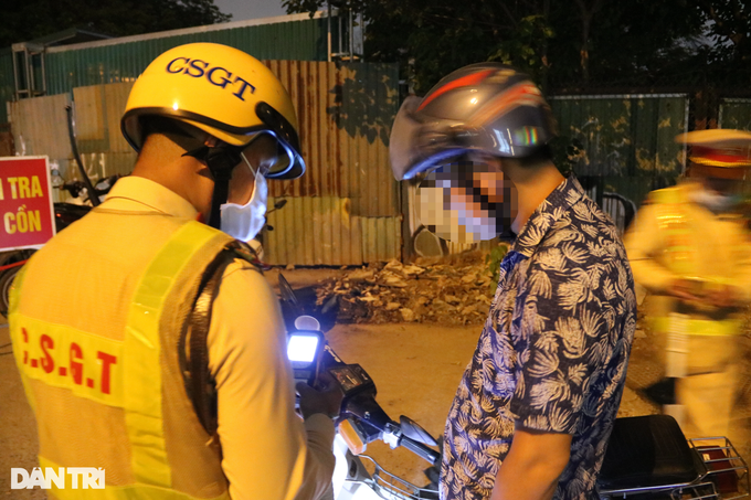 Sợ bị vợ mắng vì hút thuốc, tài xế dùng nước súc miệng và dính nồng độ cồn-9