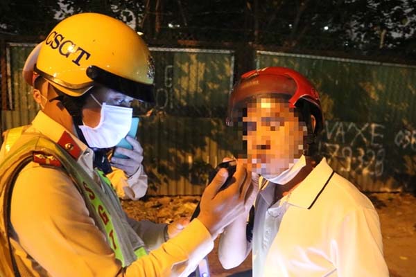 Uống rượu vì buồn chán, trên đường đi tự tử bị giữ lại vì vi phạm nồng độ cồn-2