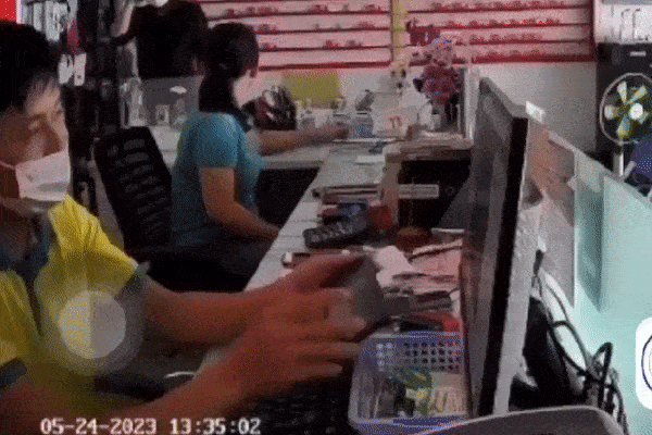 CLIP: Kinh hãi cảnh tên cướp kề dao vào cổ nhân viên cửa hàng dịch vụ viễn thông