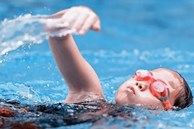 Đi bơi mùa hè: 7 lợi ích khiến bạn không nên chần chừ, từ đốt mỡ đến khỏe thân