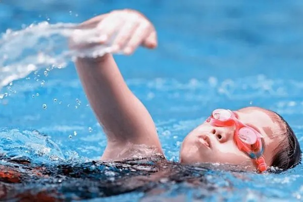 Đi bơi mùa hè: 7 lợi ích khiến bạn không nên chần chừ, từ đốt mỡ đến khỏe thân-1