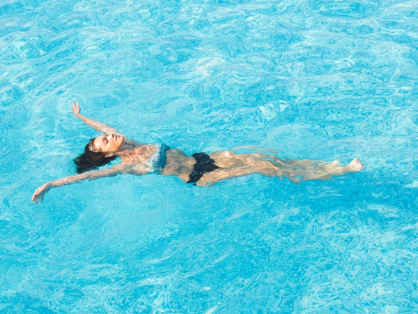 Đi bơi mùa hè: 7 lợi ích khiến bạn không nên chần chừ, từ đốt mỡ đến khỏe thân-2