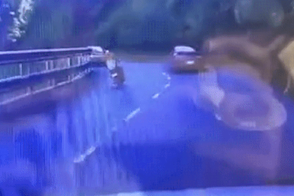 Clip: Vượt ẩu tốc độ cao, ô tô tông 2 người đi xe máy văng cao 3 mét-1