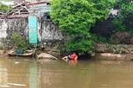 Xót xa cảnh cha ngồi bờ sông ôm thi thể con trai đuối nước