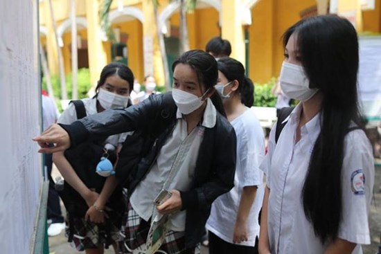 Kỳ lạ chương trình học ngày càng khó, học sinh lại toàn điểm 9, 10