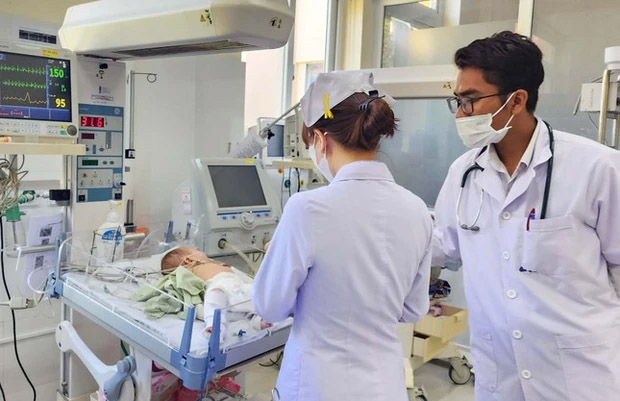 Vụ bé gái sơ sinh bị bạo hành nguy kịch: Khởi tố cha dượng tội giết người-2