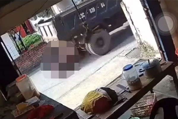 Mức án nào cho tài xế xe tải đi lùi bất cẩn khiến cô gái trẻ tử vong?-2