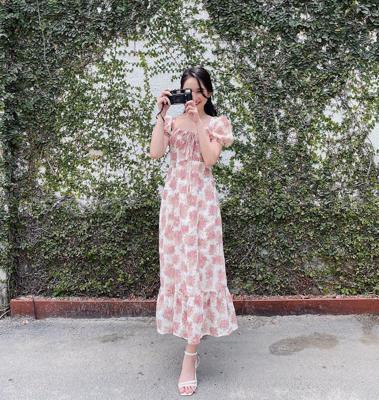Váy hoa phủ sóng phong cách mùa hè 2023-6