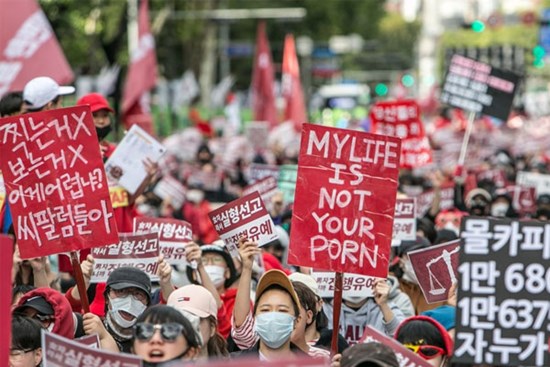 Kẻ cưỡng hiếp tập thể trở thành giáo viên tiểu học ở Hàn Quốc