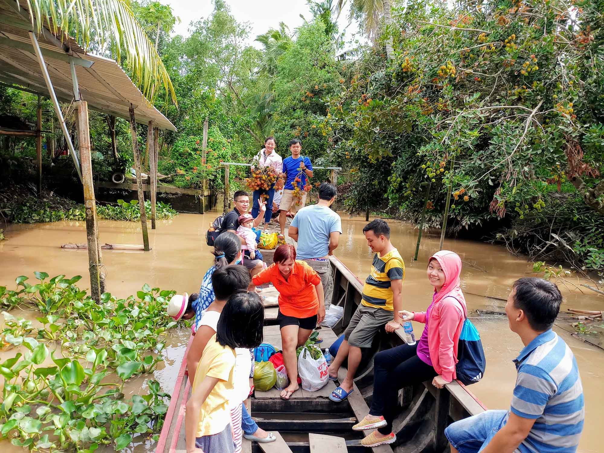 Nhiều gia đình và người nổi tiếng tới Vĩnh Long gặp Thúy Liễu, khiến du lịch địa phương thêm hot-7