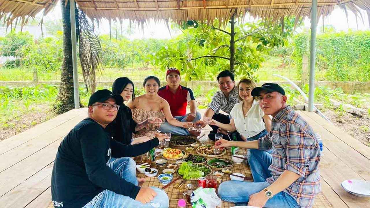 Nhiều gia đình và người nổi tiếng tới Vĩnh Long gặp Thúy Liễu, khiến du lịch địa phương thêm hot-13