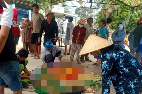 Bé gái nhặt ví có tài sản 200 triệu, cha giao nộp sau gần 2 tháng-2