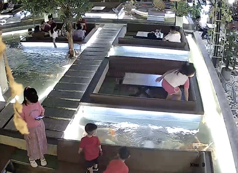 Bé gái nhặt ví có tài sản 200 triệu, cha giao nộp sau gần 2 tháng-1