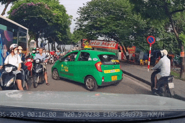 Taxi trôi từ vỉa hè xuống đường, tông xe máy