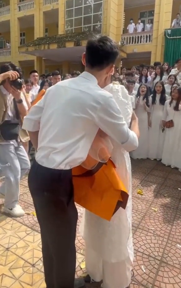 Nam sinh cầu hôn bạn gái trong ngày bế giảng lớp 12 gây sốt mạng-2