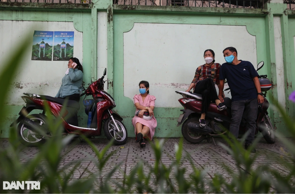 Mẹ khoe điểm con giật mình nghe hỏi: Con không học giỏi nữa, mẹ còn thương không?-4