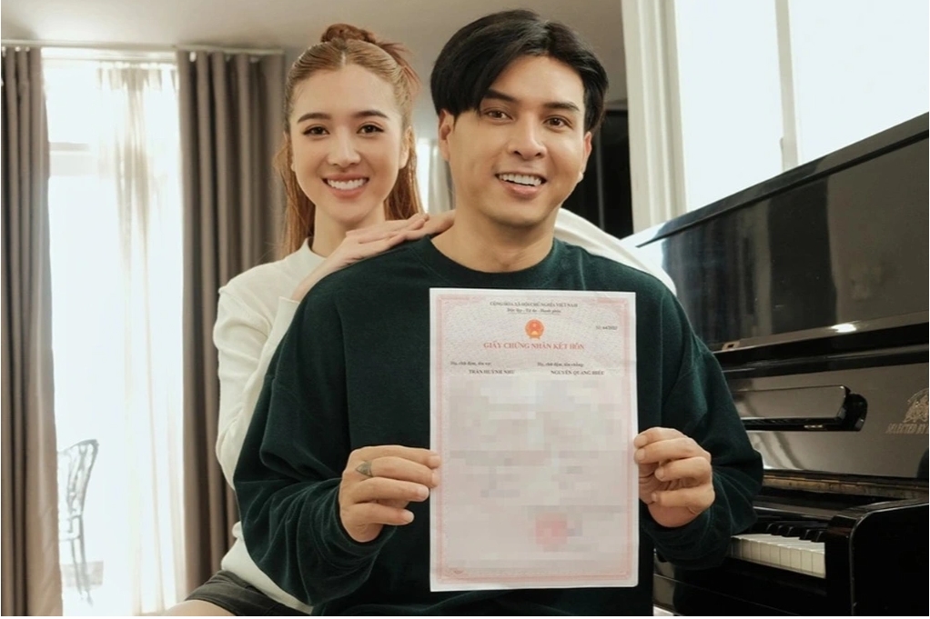 Ca sĩ Hồ Quang Hiếu và bạn gái kém 17 tuổi đăng ký kết hôn-1