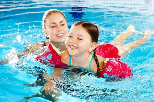 Những nguyên tắc an toàn khi cho trẻ đi bơi phụ huynh không nên bỏ qua-1