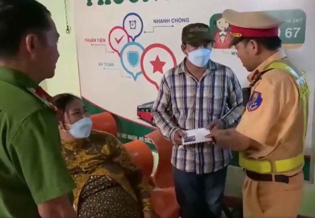 Sợ sinh con trên xe, vợ chồng thai phụ cùng con gái 4 tuổi bị bỏ rơi dọc đường-1