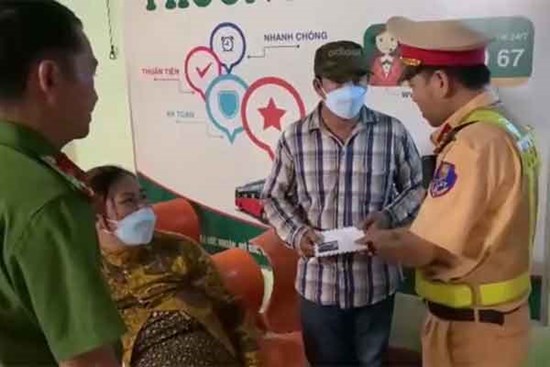 Sợ sinh con trên xe, vợ chồng thai phụ cùng con gái 4 tuổi bị bỏ rơi dọc đường