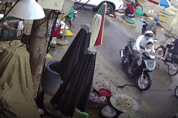 Ôtô lao lên vỉa hè, cuốn người phụ nữ vào gầm xe