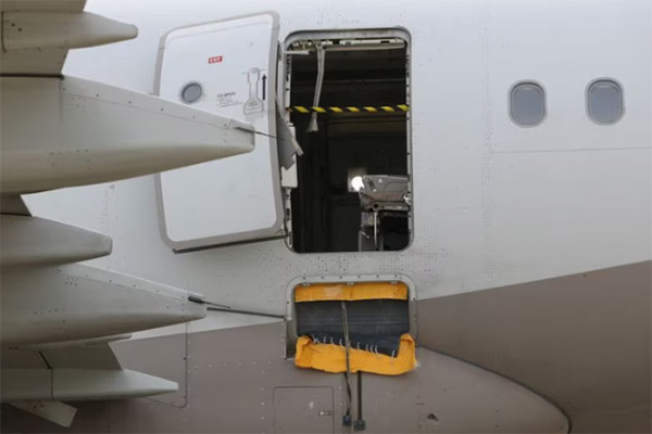 Vụ khách mở tung cửa thoát hiểm máy bay Hàn Quốc: Vì muốn xuống nhanh chóng-4