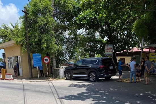 Đang nô đùa trước cửa nhà, bé gái 7 tuổi bị ô tô đâm tử vong