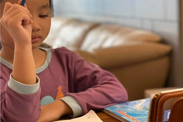 Bé gái 6 tuổi cắt phăng mái tóc của khách trong tiệm làm đầu, cách giải quyết của phụ huynh gây tranh cãi-3