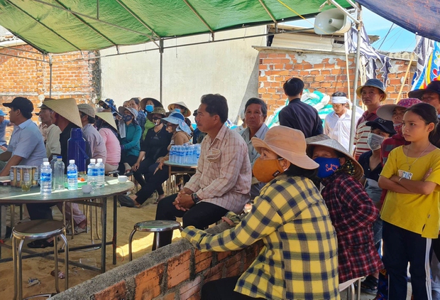 Vụ bé 4 tuổi vặn tay ga xe máy, 3 bà cháu tử vong: Người mẹ khóc ngất trong lễ tang-1