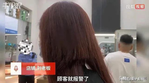 Bé gái 6 tuổi cắt phăng mái tóc của khách trong tiệm làm đầu, cách giải quyết của phụ huynh gây tranh cãi-1
