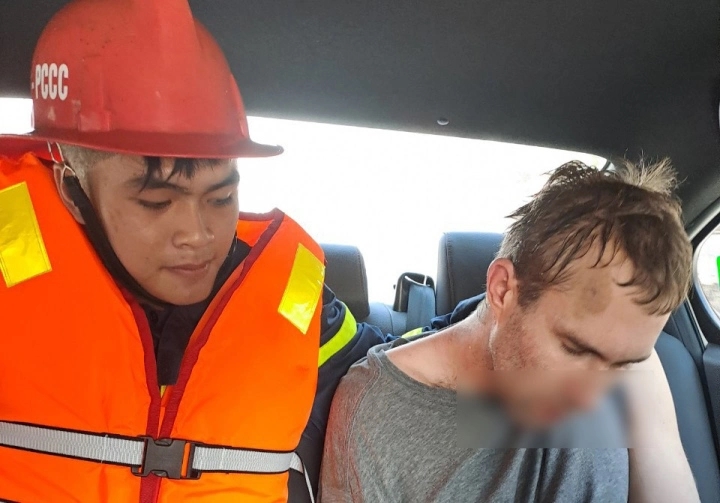 Cứu sống giáo viên ngoại quốc nhảy cầu tự tử ở Hải Phòng-1