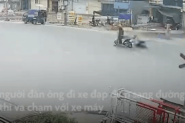 Người đàn ông bị xe tải hất văng khi sang đường-1