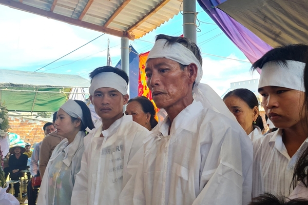 Clip: Con gái vô tình vặn tay ga khiến xe ba bánh lao thẳng vào mẹ-1