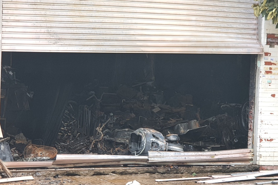 Cháy nhà 2 lầu ở TP.HCM, một người chết-2