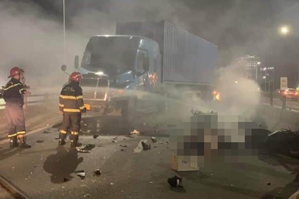 Điều tra vụ tông xe container 2 thanh niên tử vong, xe máy bốc cháy-1