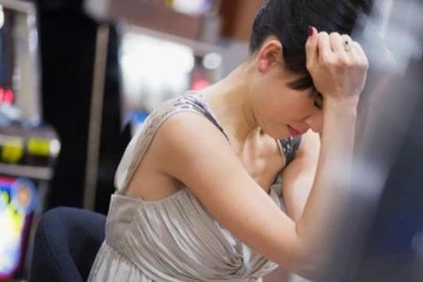 Clip: Quỳ 21 tiếng để xin bạn gái quay lại, thanh niên nhận kết đắng-1