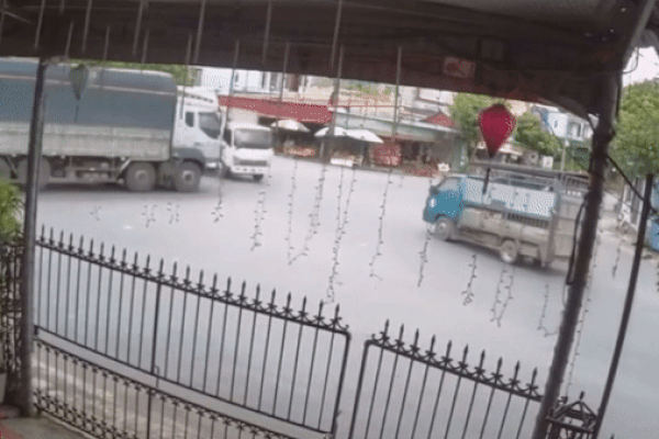 Tài xế văng khỏi xe tải sau cú tông mạnh