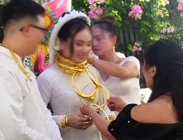 Cô dâu đeo vàng trĩu cổ, nhận 5 tỉ đồng trong ngày lễ nạp tài-2
