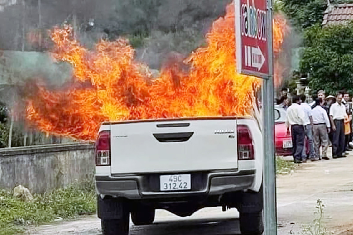 Tài xế tử vong trong ô tô bán tải bốc cháy ở Lâm Đồng là do tự tử-1