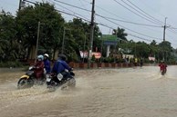 Mưa lớn ở Đồng Nai, đường ngập sâu khiến hàng loạt xe chết máy