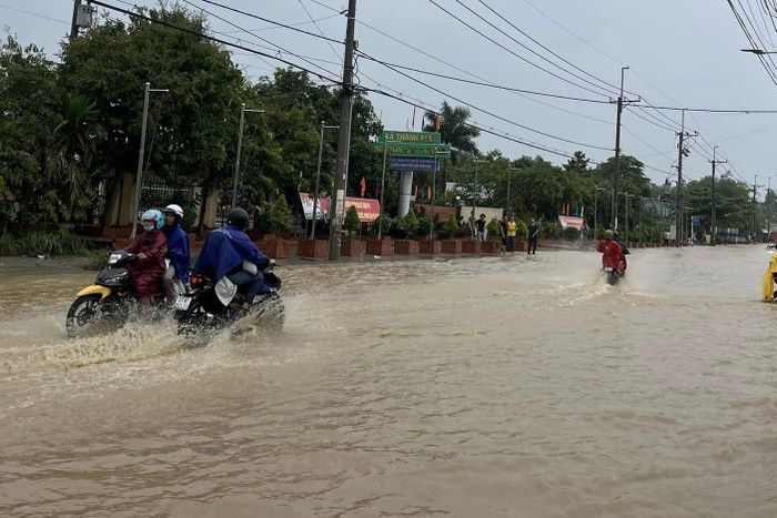 Mưa lớn ở Đồng Nai, đường ngập sâu khiến hàng loạt xe chết máy-1