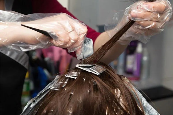 Thuốc nhuộm tóc có gây ung thư không? Nghiên cứu 35 năm khiến nhiều người sững sờ-1