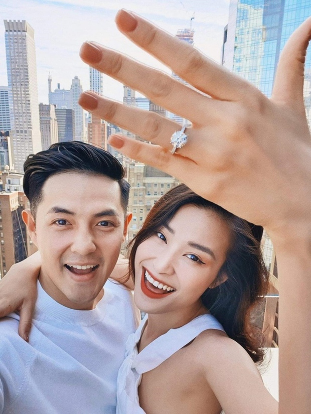 Cặp đôi Vbiz làm lễ cưới đặc biệt ngay tại sân bay, hôn nhân ra sao sau 14 năm gắn bó?-1