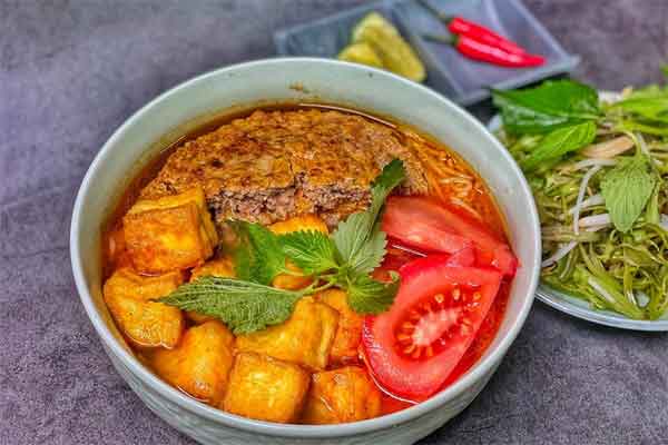 Tranh cãi bún riêu Hà Nội đang đánh mất vị thanh tao vì… quả trứng vịt lộn?-5