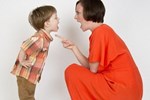 Tại sao trẻ thường im lặng khi bị cha mẹ mắng?