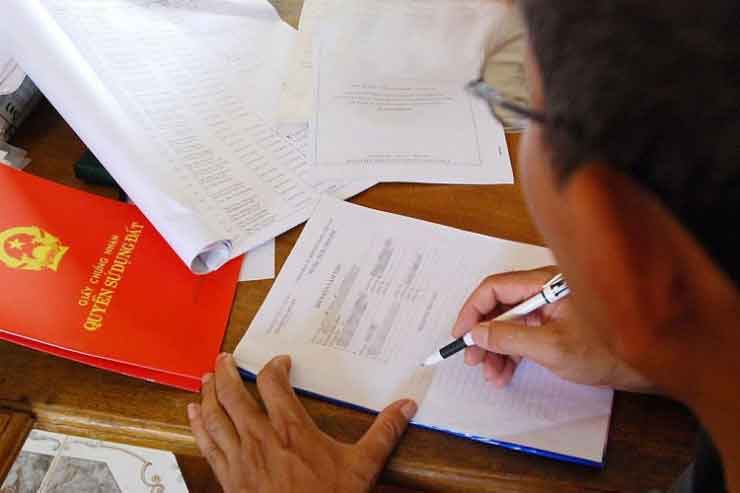 8 năm đi xuất khẩu lao động nuôi chồng và 2 con, ngày về ngỡ ngàng phát hiện sổ đỏ nhà 7 tỷ chỉ có tên chồng-3