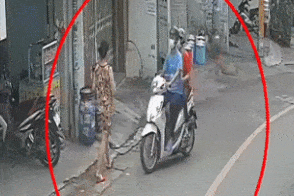 Clip: Người phụ nữ bị cướp giật dây chuyền nhanh như chớp trên phố