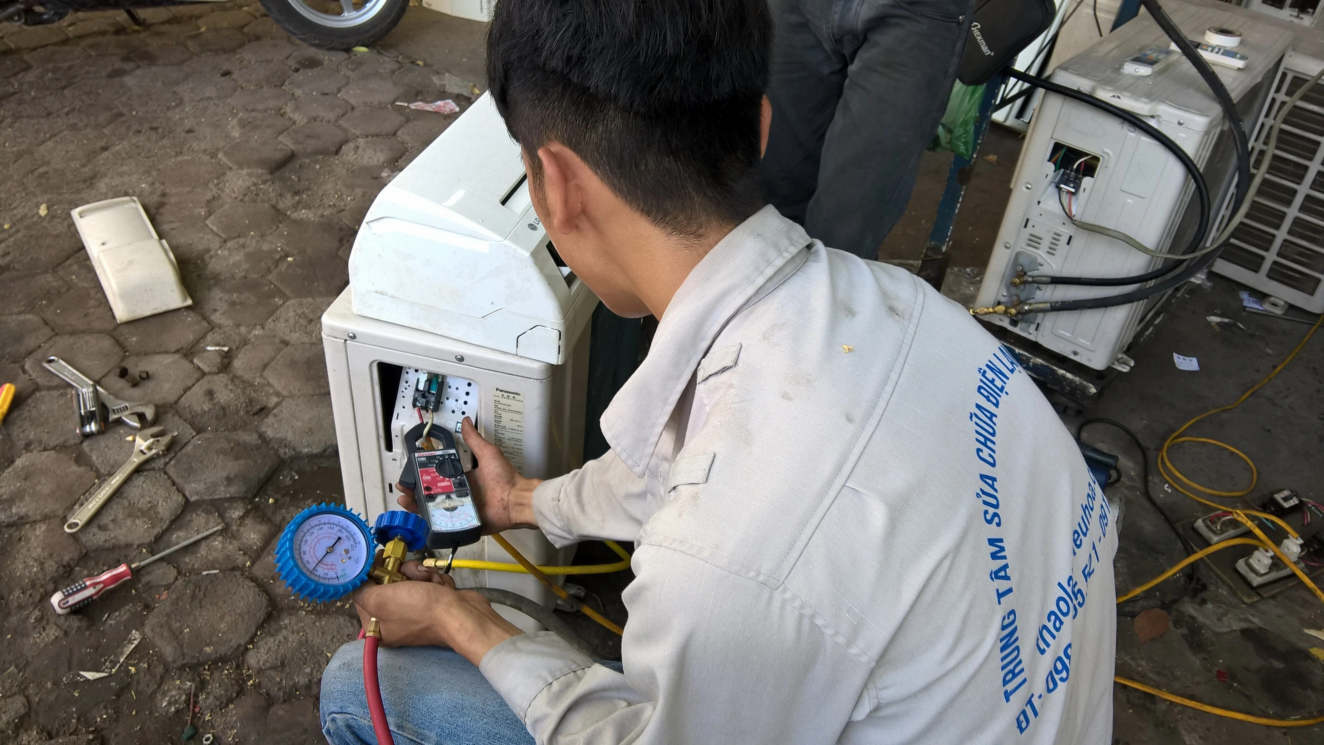 Lật tẩy chiêu móc túi 1 ăn 10 của thợ sửa điều hòa ở Hà Nội-2