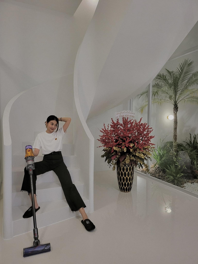 Hoa hậu đăng quang năm 19 tuổi vụt sáng thành siêu mẫu Việt: Sự nghiệp thăng hoa, sắp kết hôn-9